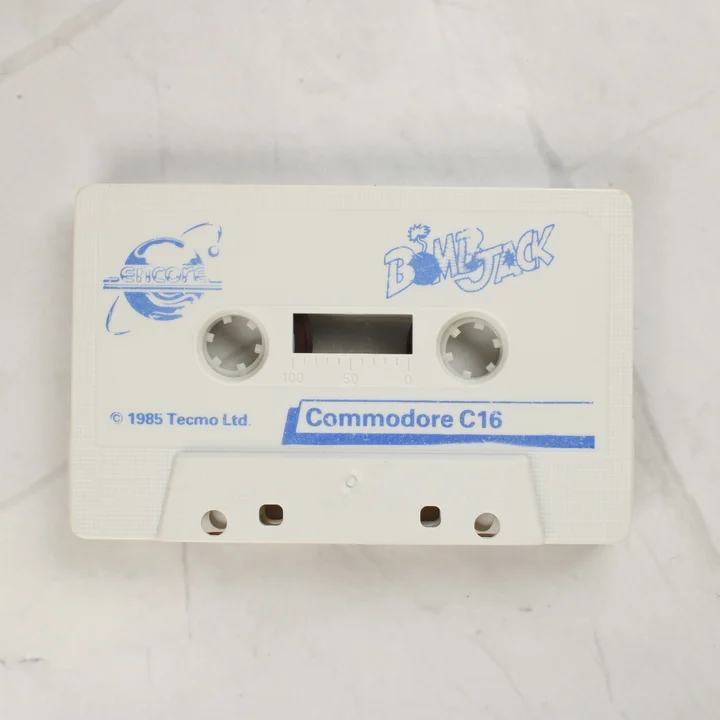 A Bomb Jack játék fehér színű Commodore 16-os magnókazettája