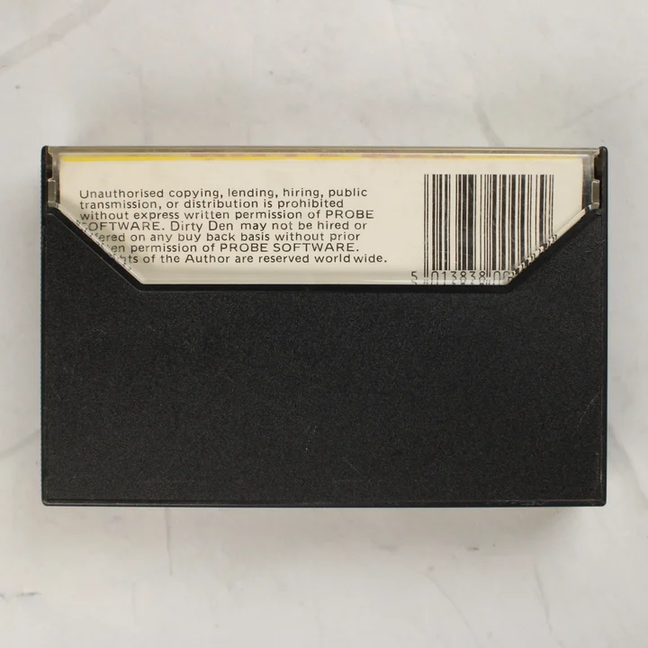 Dirty Den Commodore 16 Plus 4 játék tok hátulról Dirty Den Commodore 16 és Plus 4 videójáték tokjának hátoldala vonalkóddal és szöveggel