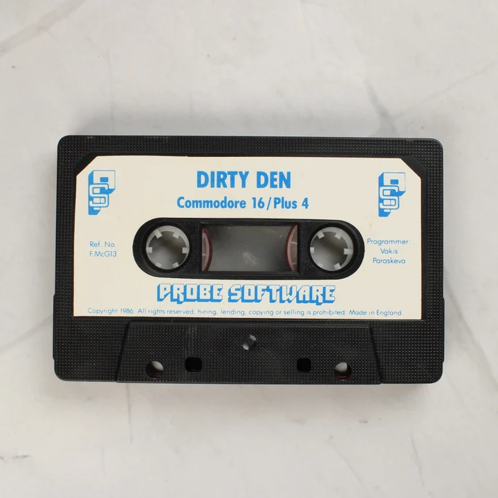Dirty Den Commodore 16 Plus 4 játék kazetta Dirty Den Commodore 16 és Plus 4 fekete adathordozó kazetta fehér-kék címkével