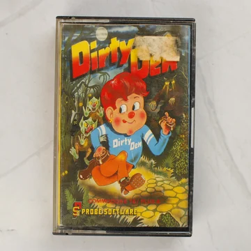 Dirty Den Commodore 16 és Plus 4 videójáték kazetta tokban, színes illusztrált borítóval