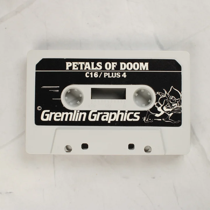 A Petals of Doom játék eredeti szürke magnókazettája fekete-fehér címkével