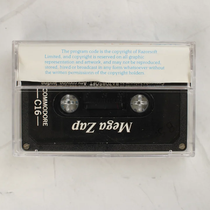 Mega Zap Commodore C16 kazetta a félig nyitott műanyag tokban
