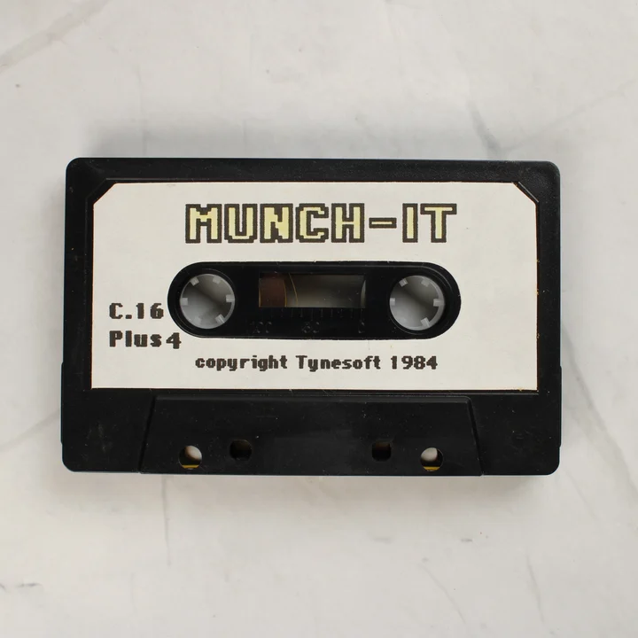 Munch-It videójáték fekete magnókazettája fehér címkével