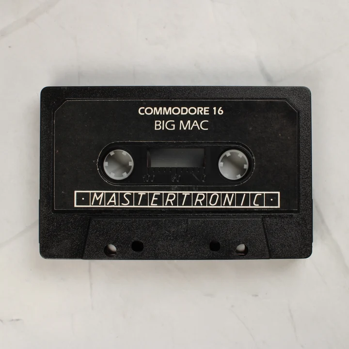 A fekete színű Commodore 16 játék kazetta felülnézetből