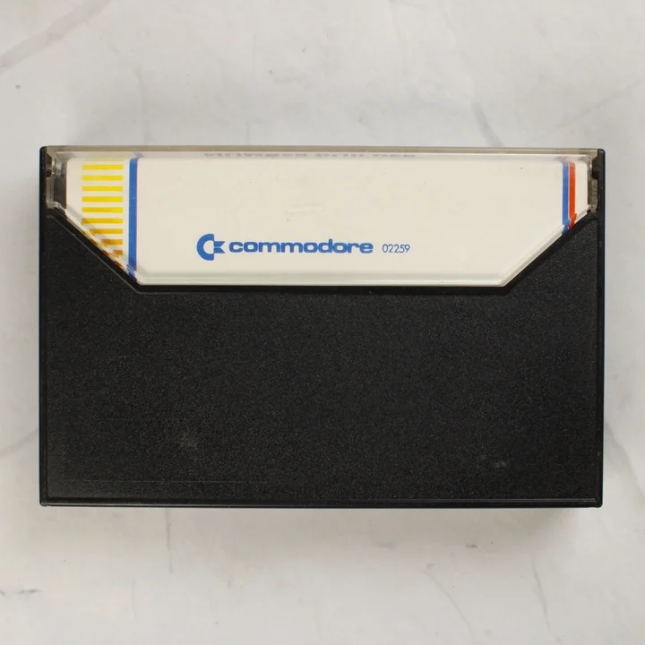 A Commodore plus/4 Number Builder kazetta tokjának fekete hátoldala és a borító gerince