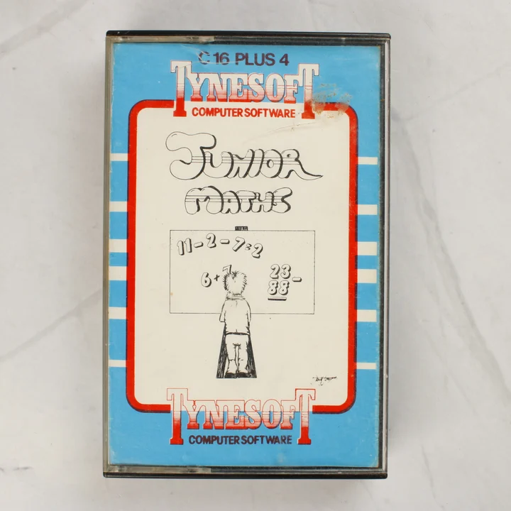 Junior Maths Commodore 16 Plus 4 oktatóprogram kazetta tokban, elölnézetből