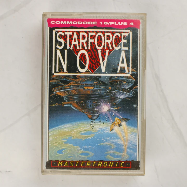 A Starforce Nova videójáték előlapja tokban, Commodore 16 és Plus 4 platformra