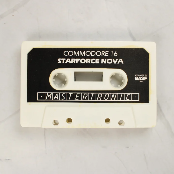 A Starforce Nova játék fehér színű kazettája fekete címkével