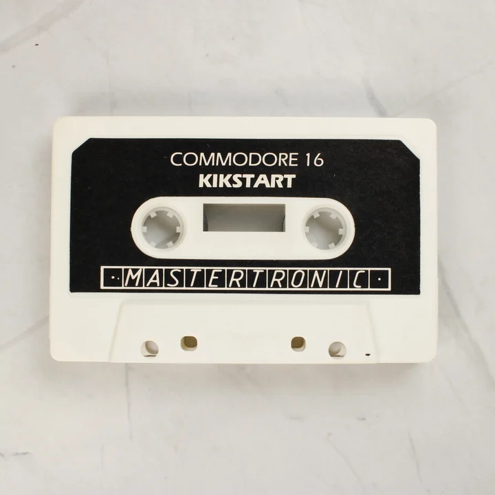 Kikstart Commodore 16 fehér színű magnókazetta fekete címkével