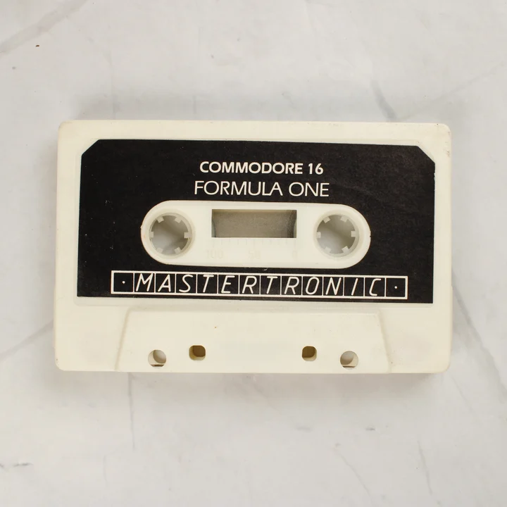 Formula 1 Simulator Commodore 16 magnókazetta közelről
