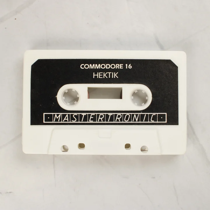 A Hektik játék fehér színű magnókazettája fekete Mastertronic címkével