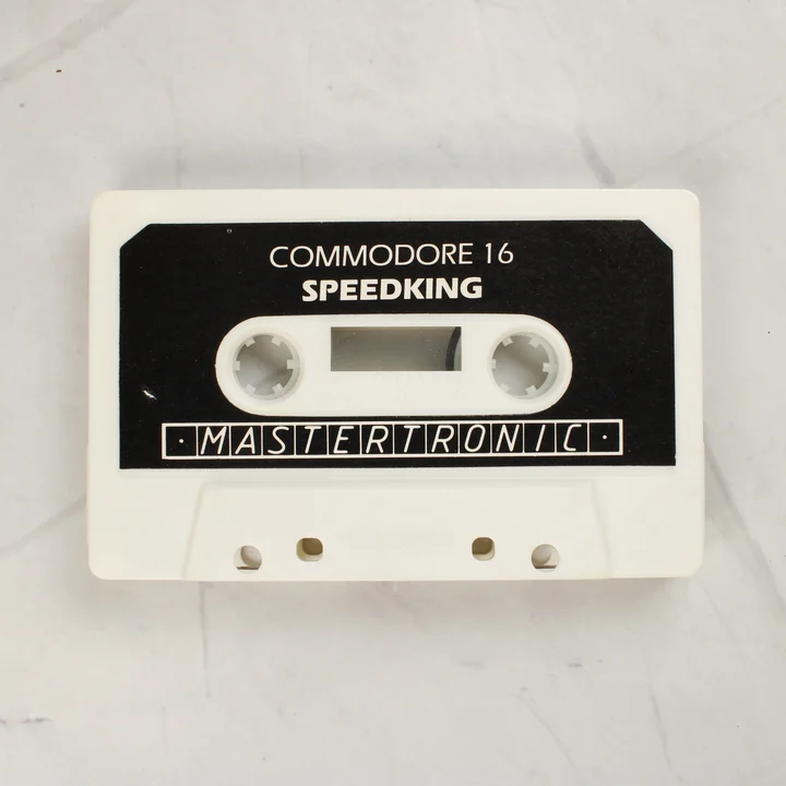 A Speed King játék fehér színű Commodore 16 kazettája fekete matricával