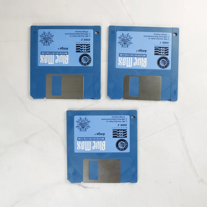 Három kék floppy lemez a Blue Max Amiga játékhoz