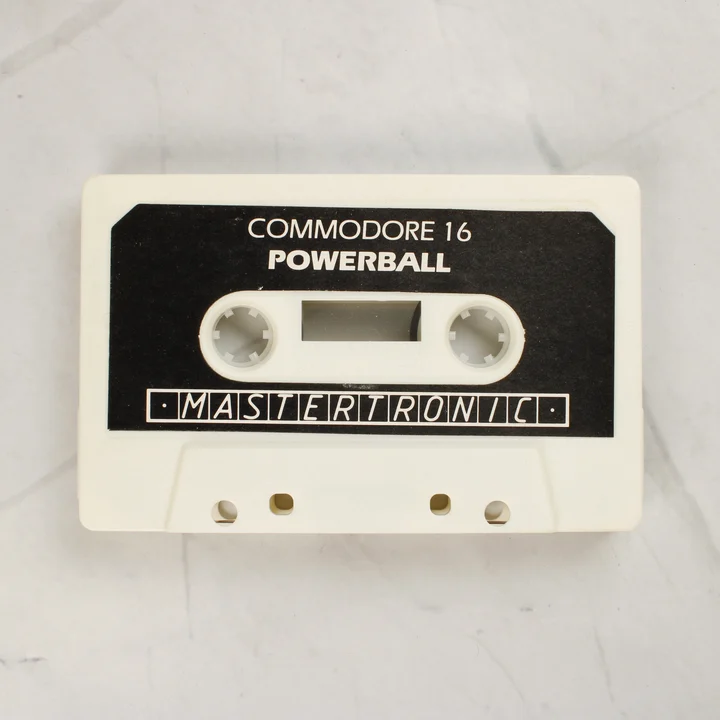 Powerball Commodore 16 játék kazetta A fehér színű Powerball játék kazetta fekete címkével