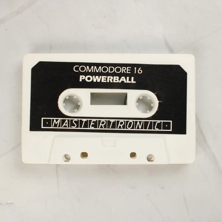 Powerball Commodore 16 kazetta A fehér színű Powerball játék kazetta fekete címkével