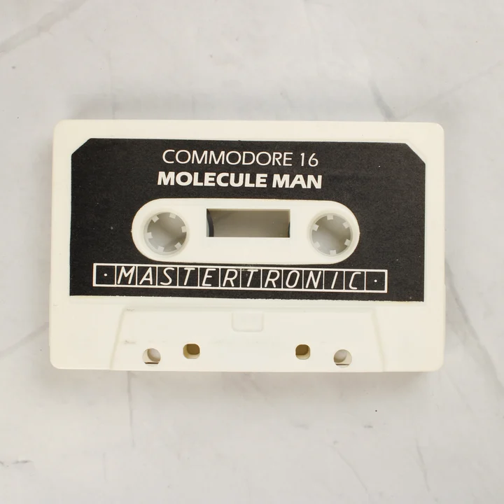 Molecule Man Commodore 16 fehér színű kazetta fekete címkével