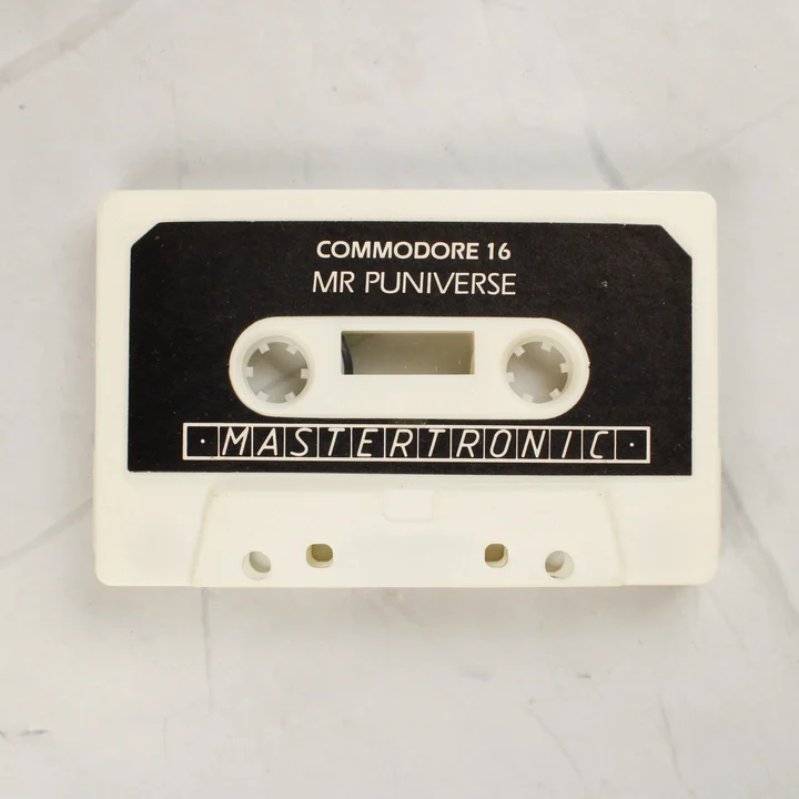 Mr. Puniverse Commodore 16 kazetta Fehér színű Mr. Puniverse magnókazetta fekete címkével