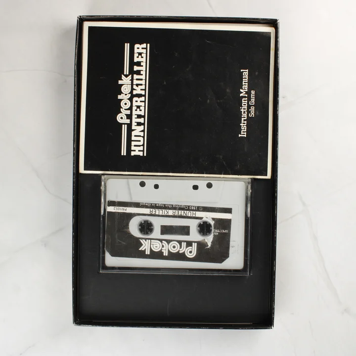 A nyitott doboz tartalma: a magnókazetta és a használati útmutató