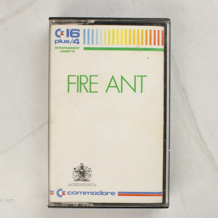 Fire Ant videójáték Commodore 16 és Plus/4 kazetta tokban, elölnézet