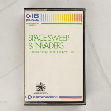 Space Sweep & Invaders Commodore 16 videójáték kazetta tokban, elölnézetből