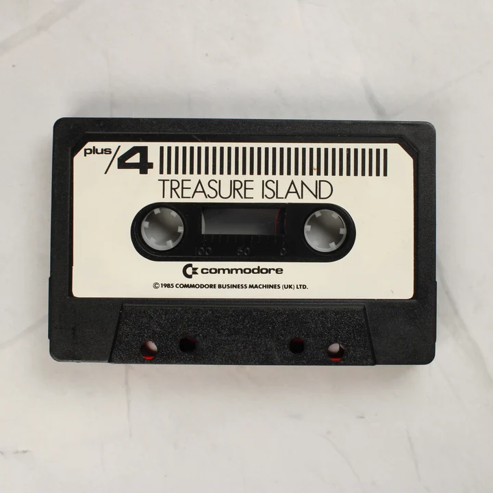 Treasure Island Commodore Plus/4 magnókazetta A Treasure Island videójáték fekete magnókazettája