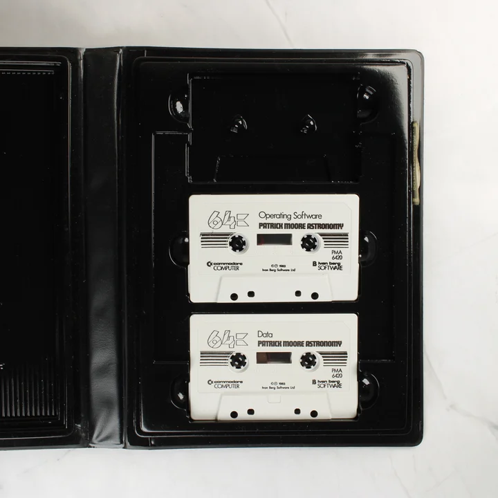 The Patrick Moore Astronomy Program C64 kazetták A két fehér kazetta a fekete műanyag tokban