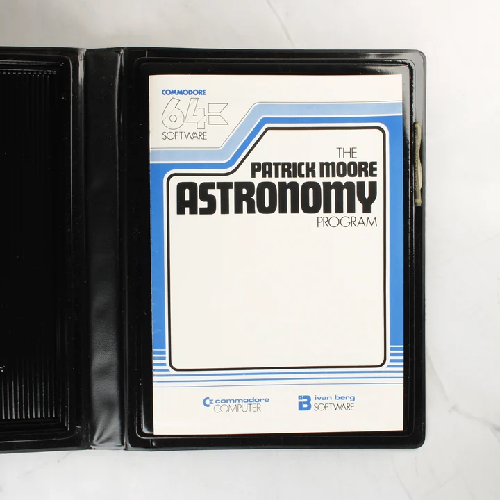 The Patrick Moore Astronomy Program C64 útmutató A szoftver nyitott tokja a használati útmutatóval
