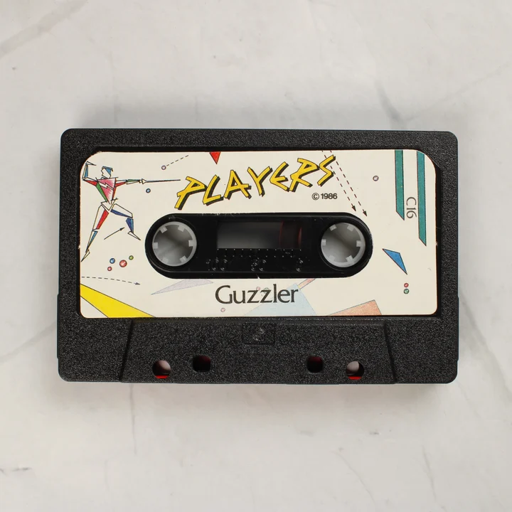 A Guzzler játék fekete magnókazettája a Players címkével