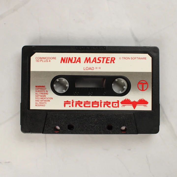 A Ninja Master játék fekete műanyag kazettája fehér-piros címkével