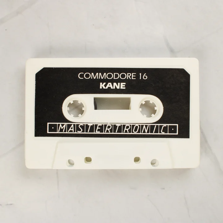 Kane Commodore 16 adathordozó kazetta A Kane játék fehér színű Commodore 16 kazettája