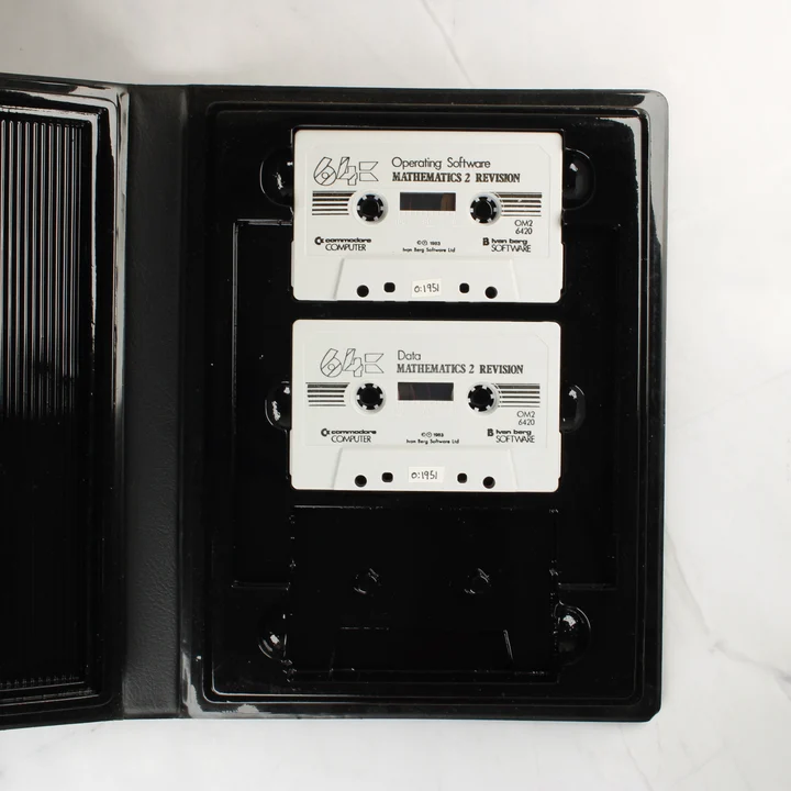 Mathematics 2 kazetták A Mathematics 2 szoftver két kazettája a tokban
