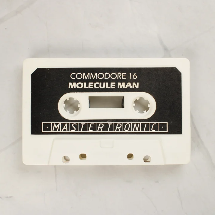 Molecule Man Commodore 16 kazetta A Molecule Man játék fehér színű kazettája fekete címkével