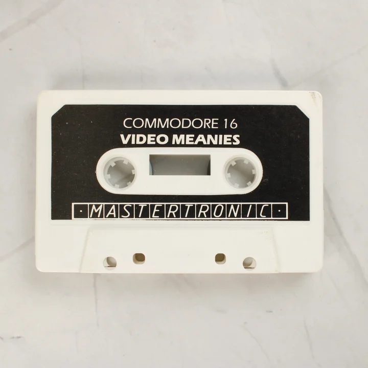A Video Meanies játék fehér színű Commodore 16 kazettája fekete címkével