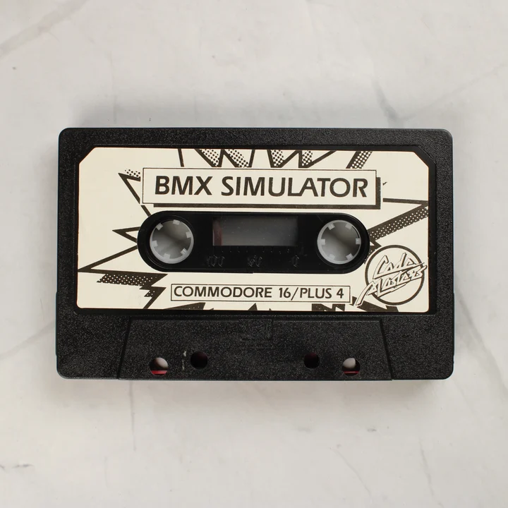 A fekete BMX Simulator magnókazetta fehér címkével
