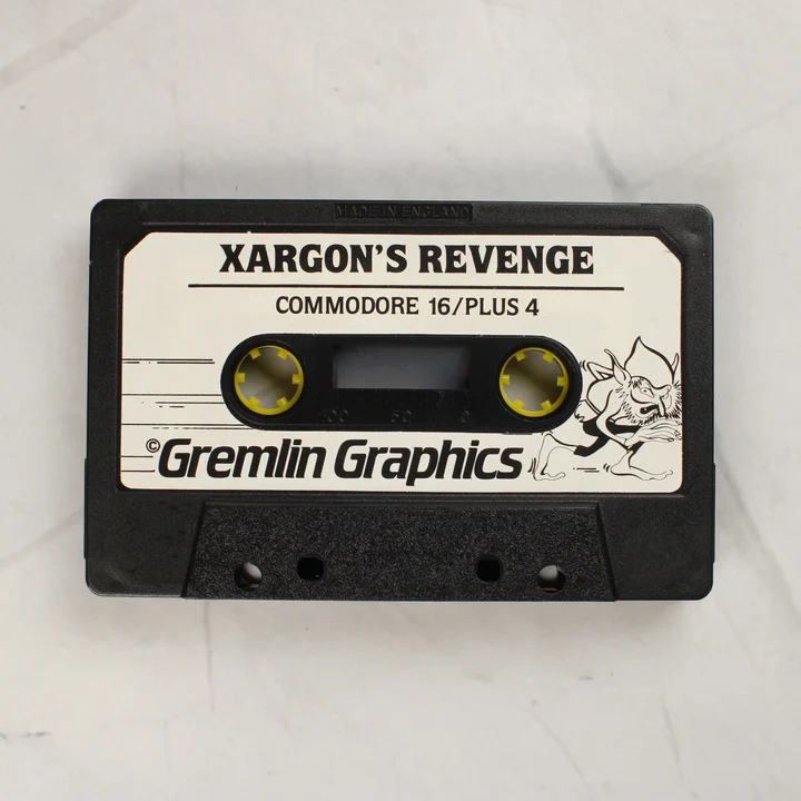 A Xargon's Revenge játék fekete magnókazettája fehér címkével