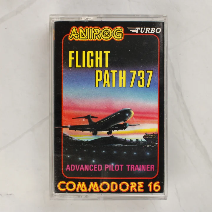 Flight Path 737 Commodore 16 játék tokban Flight Path 737 Commodore 16 videójáték kazetta tokban, elölnézetből