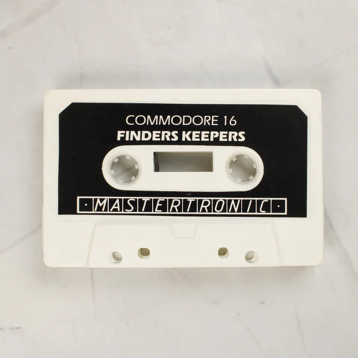 A Finders Keepers játék fehér színű Commodore 16 magnókazettája