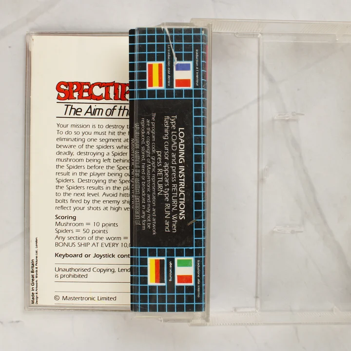 Spectipede Commodore 16 borító belső oldala A Spectipede játék papírborítójának belső oldala a leírással és a nyitott tokkal