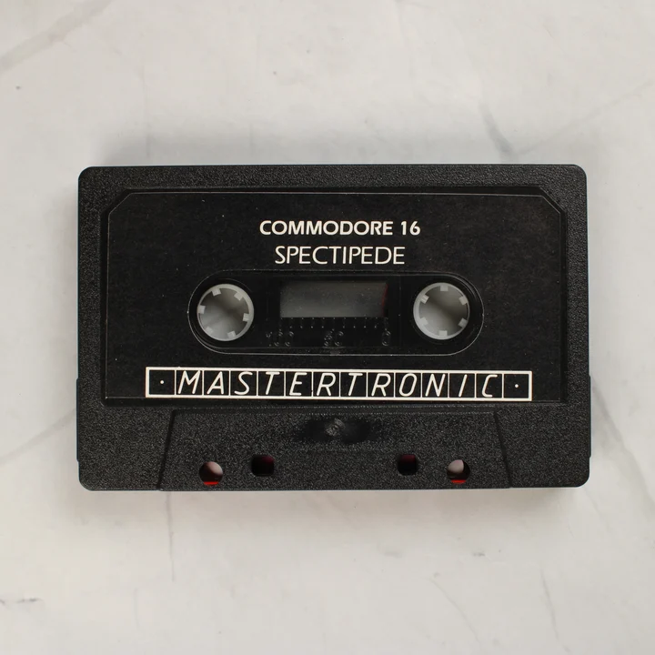 Spectipede Commodore 16 kazetta A fekete színű Spectipede Commodore 16 játék kazetta közelről