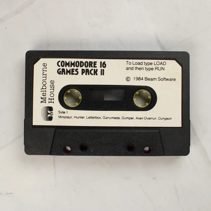 Commodore 16 Games Pack II magnókazetta A fekete színű Commodore 16 Games Pack II magnókazetta a fehér papírcímkével