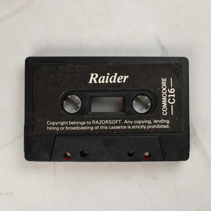 A Raider videójáték fekete magnókazettája Commodore C16 felirattal