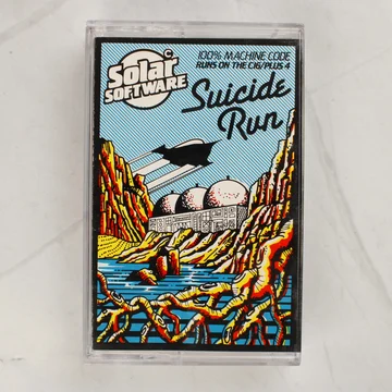 A Suicide Run videójáték színes papírborítója a műanyag tokban