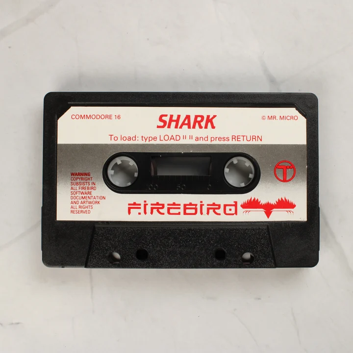 Shark Commodore 16 kazetta A Shark videójáték fekete magnetofonkazettája a fehér-ezüst címkével