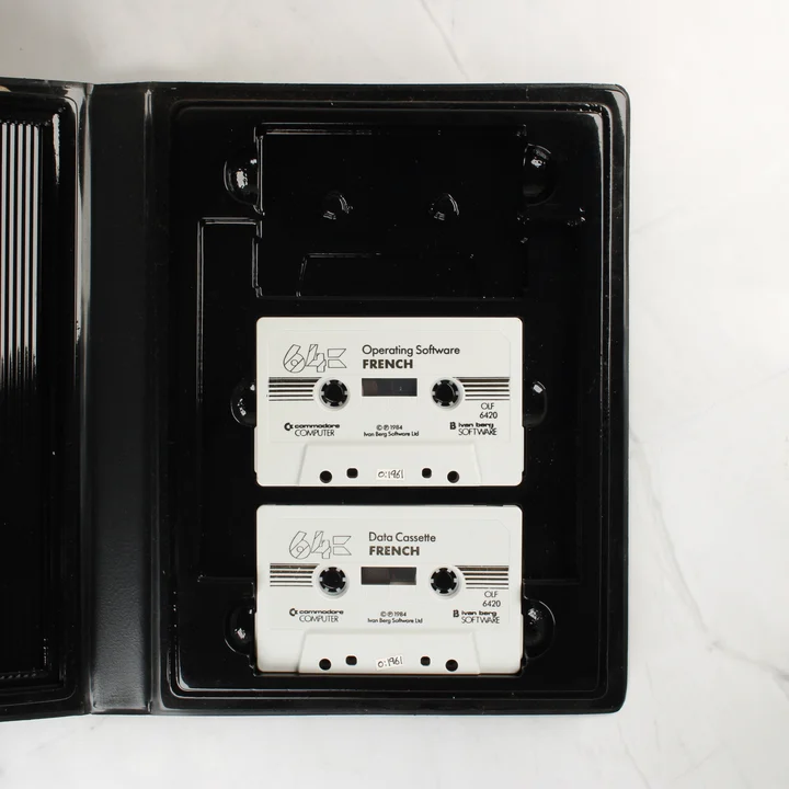 Két fehér Commodore 64 kazetta a fekete műanyag tokban