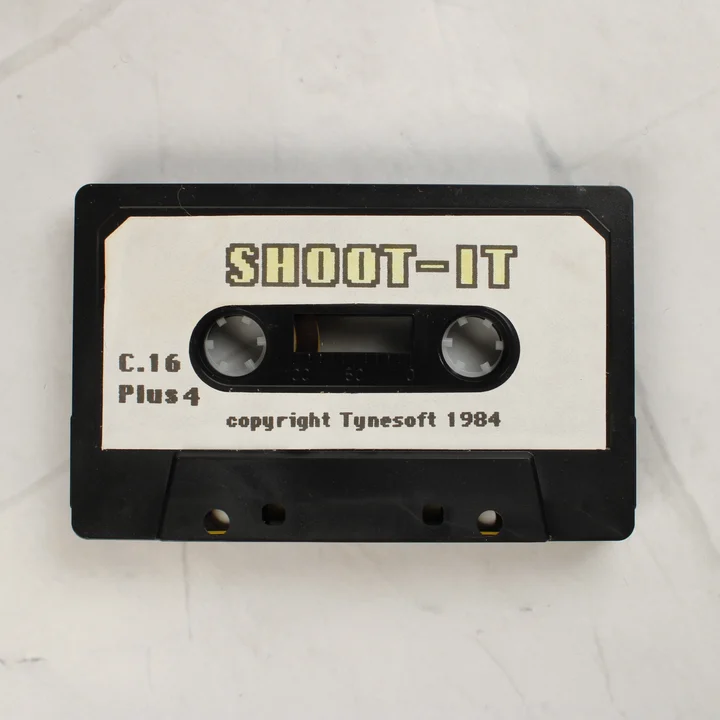 A Shoot-It játék fekete színű adathordozó kazettája a fehér címkével