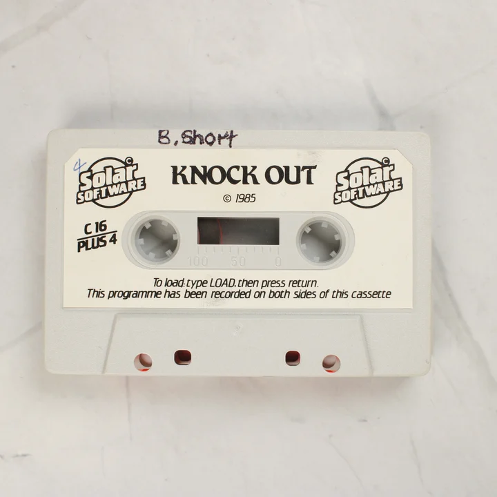 A Knock Out játékot tartalmazó szürke magnókazetta kézzel írt felirattal