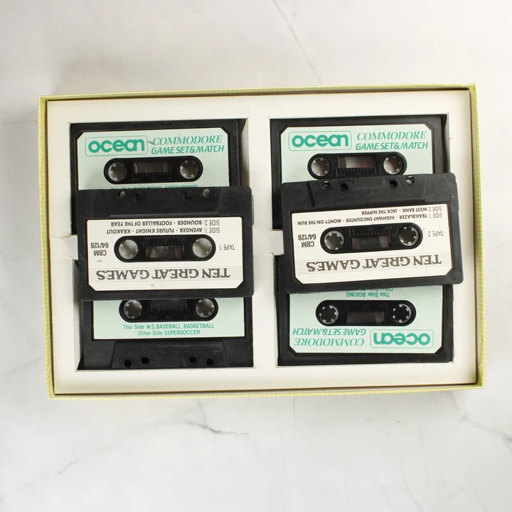 A négy darab magnókazetta a belső tálcában