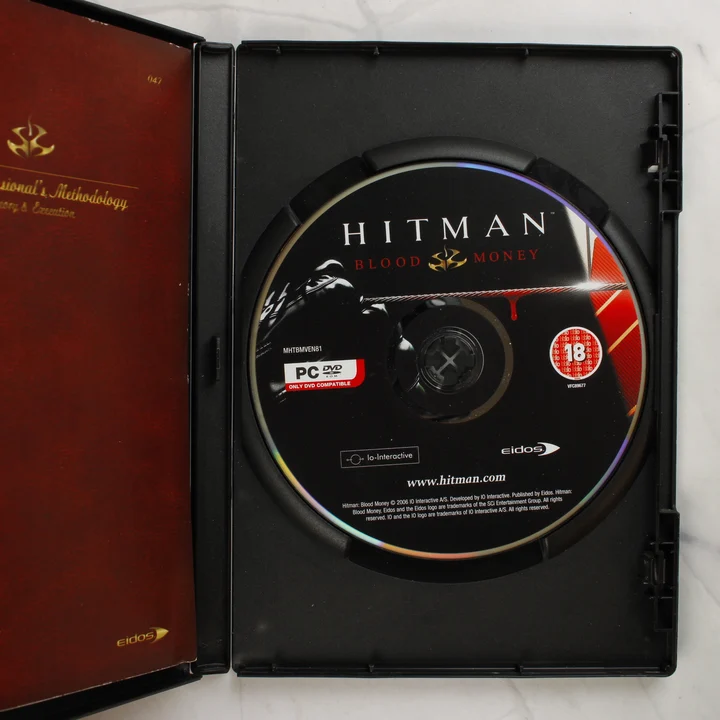 Hitman: Blood Money PC tok belseje lemezzel Nyitott tok a Hitman: Blood Money lemezzel és kézikönyvvel