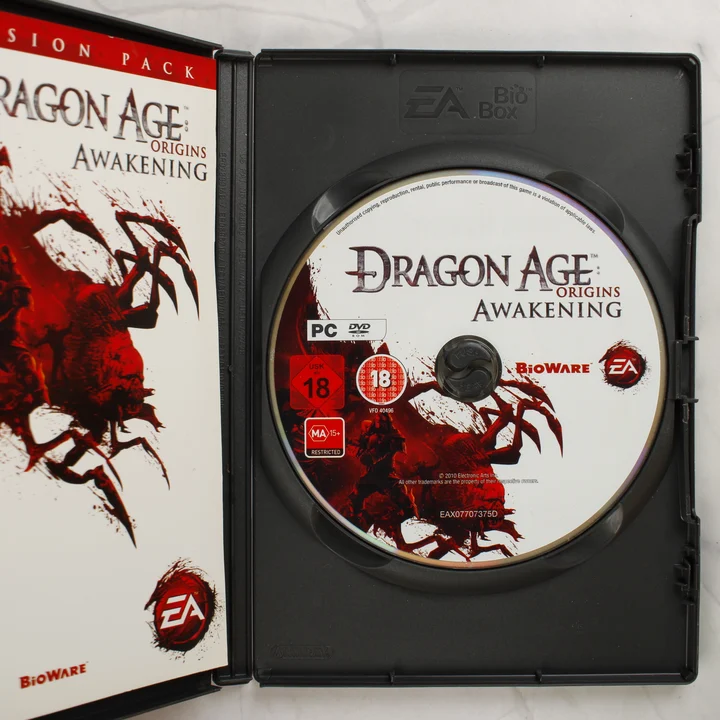 Nyitott műanyag tok a Dragon Age Origins Awakening PC DVD-ROM lemezzel