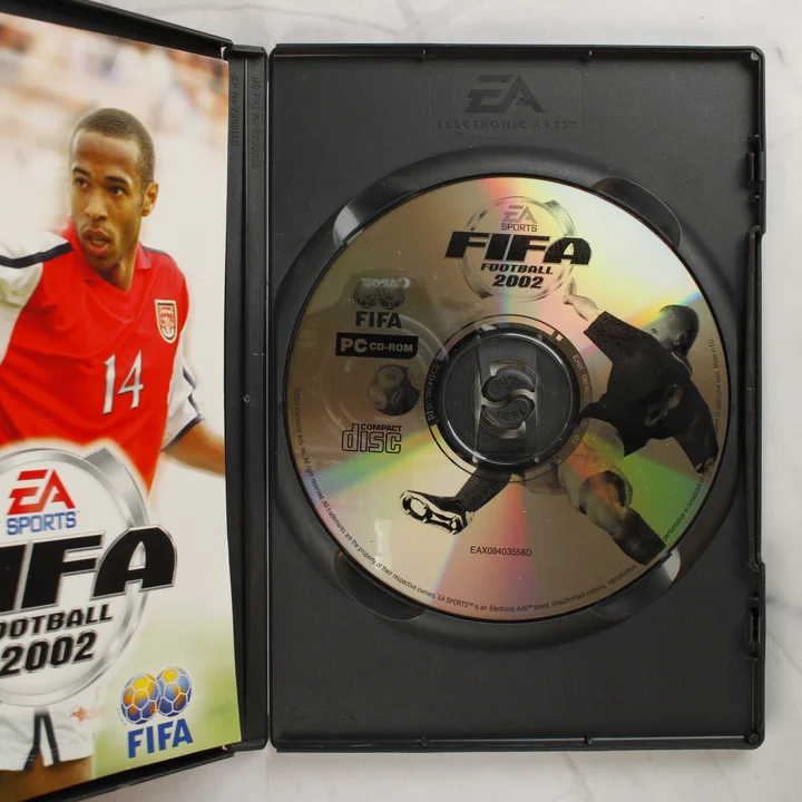 Nyitott tok a FIFA Football 2002 PC CD-ROM lemezzel